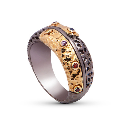Фото «Серебряное кольцо с гранатом, аметистом, сапфирами и рубинами»